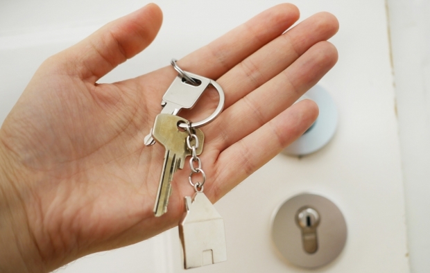 A person holding a set of house keys